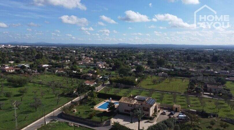 Luftaufnahme mallorquinischer Villa mit Salzwasserpool, Solaranlage und Blick auf Lloseta