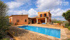 Finca Ses Salines: Außenansicht mit großem Pool, Natursteintetrasse, Balkon und mediterranem Garten