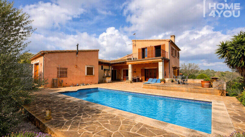 Finca Ses Salines: Außenansicht mit großem Pool, Natursteintetrasse, Balkon und mediterranem Garten