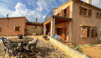 Rustikale Finca in Ses Salines: Steintetrasse mit Schmiedeeisenmöbeln, Pool, Außenküche und Balkon.