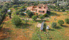 Luftaufnahme Finca Ses Salines: Mediterranes Landhaus mit Pool, Olivenbäumen, Solaranlage und weitläufigem Grundstück.