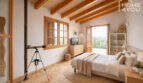 Helles Schlafzimmer der Finca in Ses Salines mit Holzbalkendecke, Terrassenzugang und mediterranem Stil.