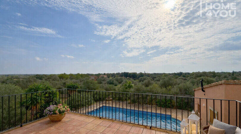 Dachterrasse mit Pool, Panoramablick über Olivenhaine, Laternen und Blumentopf, Finca Ses Salines
