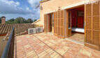 Sonnige Dachterrasse mit Terrakottafliesen, Holzlamellentüren und Klimaanlage, Finca Ses Salines