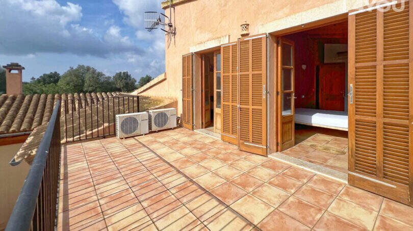 Sonnige Dachterrasse mit Terrakottafliesen, Holzlamellentüren und Klimaanlage, Finca Ses Salines
