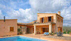 Finca Ses Salines: Außenansicht mit Pool, Terrasse, Liegestühlen und mediterraner Architektur