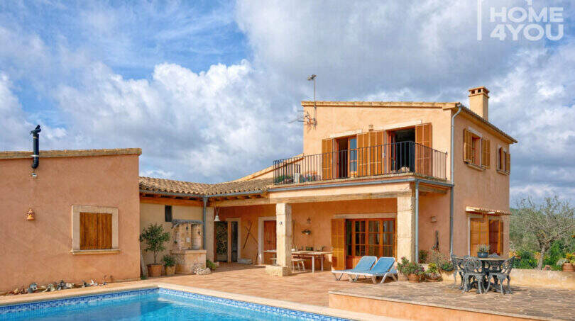 Finca Ses Salines: Außenansicht mit Pool, Terrasse, Liegestühlen und mediterraner Architektur