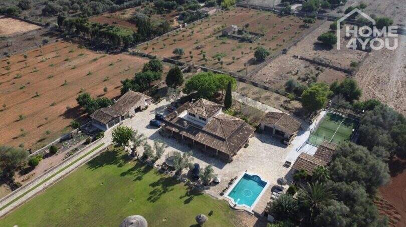 Luftaufnahme mediterraner Finca Santa Margalida: Haupthaus, Nebengebäude, Pool & Padelplatz auf 8.970 m²