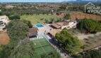 Luftaufnahme mediterrane Finca Santa Margalida: Padelplatz, Pool, weitläufiges Grundstück, Bergblick