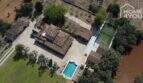 Luftaufnahme mediterrane Finca Santa Margalida mit Pool, Padelplatz, Nebengebäuden & weitläufigem Grundstück