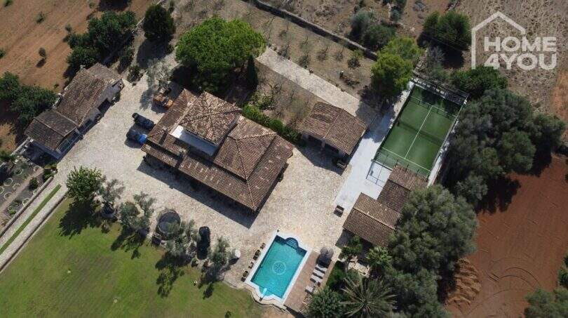 Luftaufnahme mediterrane Finca Santa Margalida mit Pool, Padelplatz, Nebengebäuden & weitläufigem Grundstück