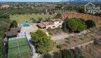 Luftaufnahme mediterrane Finca Santa Margalida: Haupthaus, Pool, Padelplatz & 8.970 m² Grundstück