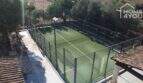 Privater Padelplatz mit Kunstrasen und Metallzaun, eingebettet in mediterrane Landschaft der Finca in Santa Margalida