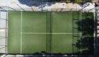 Padel-Court der mediterranen Finca in Santa Margalida, Luftaufnahme mit Kunstrasen und Glaswänden.