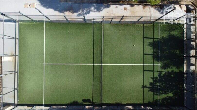 Padel-Court der mediterranen Finca in Santa Margalida, Luftaufnahme mit Kunstrasen und Glaswänden.