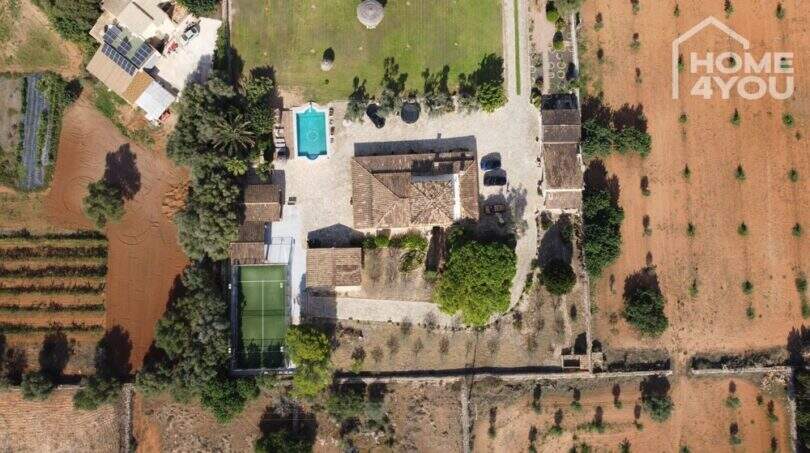 Luftaufnahme mediterraner Finca Santa Margalida: Haupthaus, Pool, Padelplatz, Garten & Felder, 8.970 m²