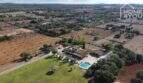 Luftaufnahme mediterrane Finca Santa Margalida: Anwesen mit Pool, Padelplatz, Garten u. 8.970 m² Grundstück