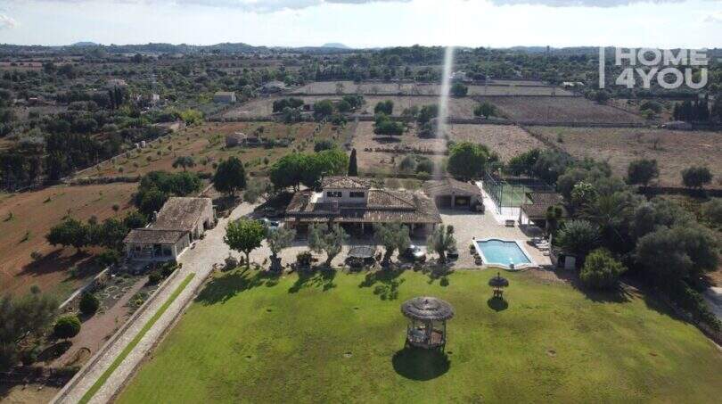 Luftaufnahme mediterrane Finca Santa Margalida: Haupthaus, Pool, Padelplatz & Pavillon auf 8.970 m² Grundstück