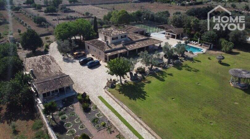 Luftaufnahme mediterrane Finca Santa Margalida: Haupthaus, Nebengebäude, Pool, Padelplatz & weitläufige Grünanlage