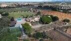 Luftaufnahme mediterrane Finca Santa Margalida: Haupthaus, Pool, Padelplatz, Gartenanlage, 8.970 m² Grundstück