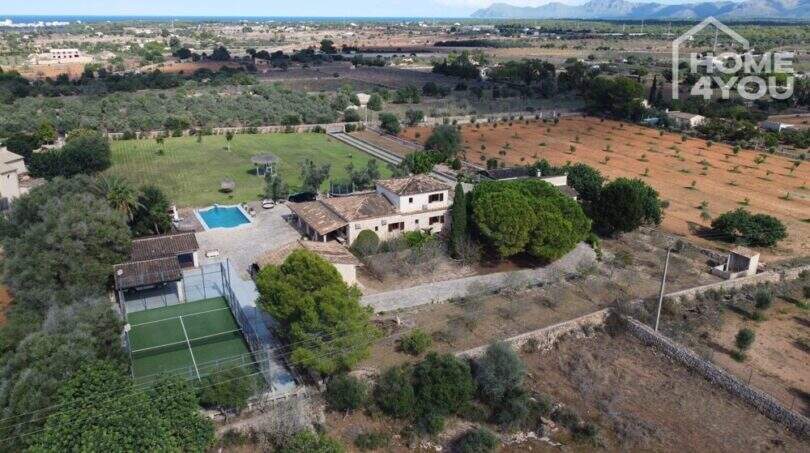 Luftaufnahme mediterrane Finca Santa Margalida: Haupthaus, Pool, Padelplatz, Gartenanlage, 8.970 m² Grundstück