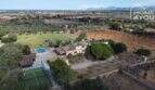 Luftaufnahme mediterrane Finca Santa Margalida: Haupthaus, Pool, Padelplatz, Grünflächen, Meerblick