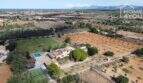 Luftansicht mediterrane Finca Santa Margalida: Pool, Padelplatz, Olivenhain, 8.970 m² mit Meerblick