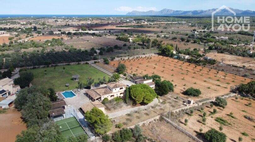 Luftansicht mediterrane Finca Santa Margalida: Pool, Padelplatz, Olivenhain, 8.970 m² mit Meerblick