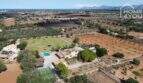 Luftaufnahme mediterraner Finca in Santa Margalida mit Pool, Padelplatz und großem Grundstück, Meerblick
