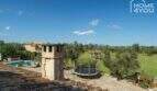 Blick vom Dach der Finca: Pool, Trampolin, Gartenanlage mit Olivenbäumen und Pergola, Mallorca-Panorama