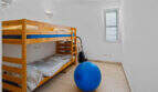 Kinderzimmer mit Holz-Etagenbett, blauem Gymnastikball und Parkettboden im Penthouse Cala d'Or