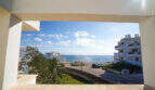 Balkon des Penthouses in Cala d'Or mit Meerblick, weißen Fassaden und gepflegter Außenanlage