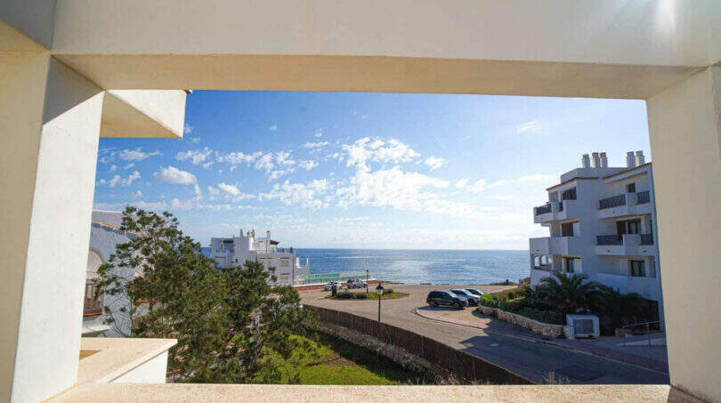 Balkon des Penthouses in Cala d'Or mit Meerblick, weißen Fassaden und gepflegter Außenanlage