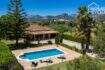 Mediterrane Finca in Lloseta mit Pool, Palmen und Bergpanorama der Tramuntana von oben