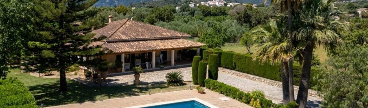 Mediterrane Finca in Lloseta mit Pool, Palmen und Bergpanorama der Tramuntana von oben