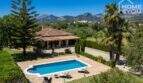 Mediterrane Finca in Lloseta mit Pool, Palmen und Bergpanorama der Tramuntana von oben