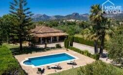 Mediterrane Finca in Lloseta mit Pool, Palmen und Bergpanorama der Tramuntana von oben