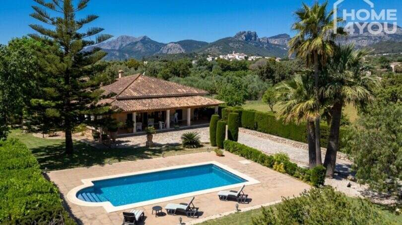 Mediterrane Finca in Lloseta mit Pool, Palmen und Bergpanorama der Tramuntana von oben