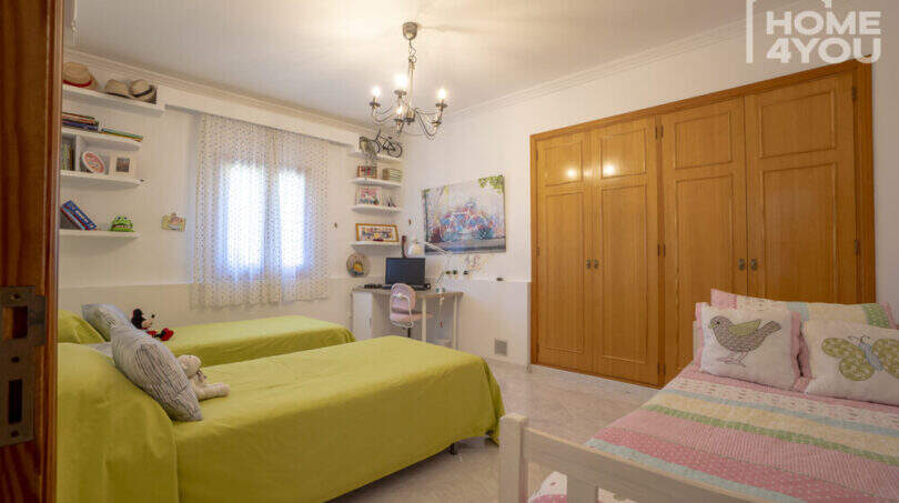 Kinderzimmer der Finca in Lloseta mit zwei Einzelbetten, Einbauschrank und Schreibtisch