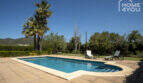 Pool mit Sonnenliegen, Palmen und Bergblick der mediterranen Finca in Lloseta