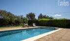 Pool mit Sonnenliegen und gepflegtem Grüngürtel der mediterranen Finca in Lloseta, Mallorca