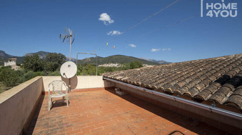 Dachterrasse der Finca in Lloseta mit Ziegeldach, Satellitenschüssel und Bergpanorama der Serra de Tramuntana