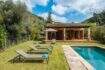 Finca Campanet: Poolbereich mit Liegestühlen, Rasengarten und mediterranem Landhaus in grüner Naturlage