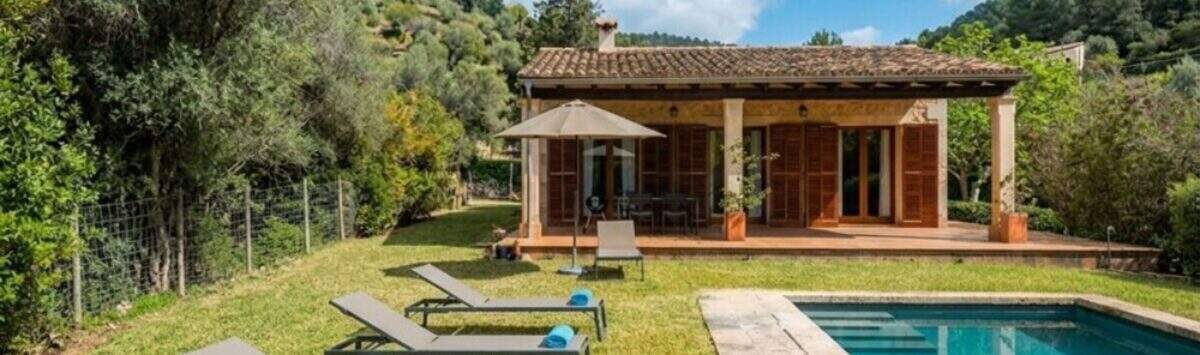 Finca Campanet: Poolbereich mit Liegestühlen, Rasengarten und mediterranem Landhaus in grüner Naturlage