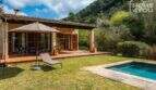 Mediterrane Finca Campanet: Außenbereich mit Pool, Sonnenterrasse, Holzpergola und Bergblick