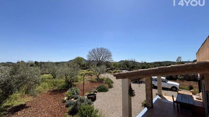 Terrasse mit Pergola, Blick auf Olivenhain, Bergpanorama und Naturlandschaft der Finca bei Felanitx
