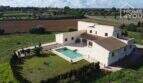 Luftaufnahme einer modernen Finca in Santa Margalida mit Pool, weitläufigem Grundstück und mediterraner Architektur.