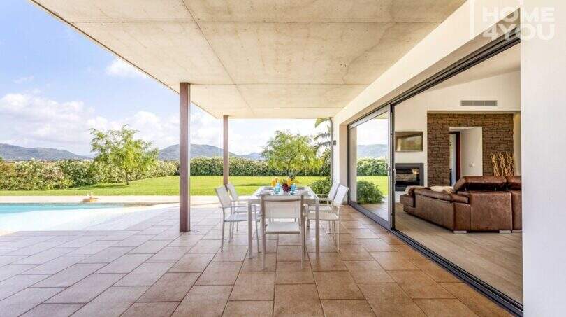 Covered terrace with dining table, pool and mountain panorama of the Mediterranean finca in Sa Pobla