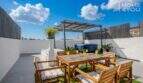 Sonnige Dachterrasse mit Holzmöbeln, Jacuzzi und Pergola des Stadthauses in Maria de la Salut