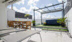 Dachterrasse mit Jacuzzi, Pergola, Holz-Essbereich und Liegestühlen im Stadthaus Maria de la Salut